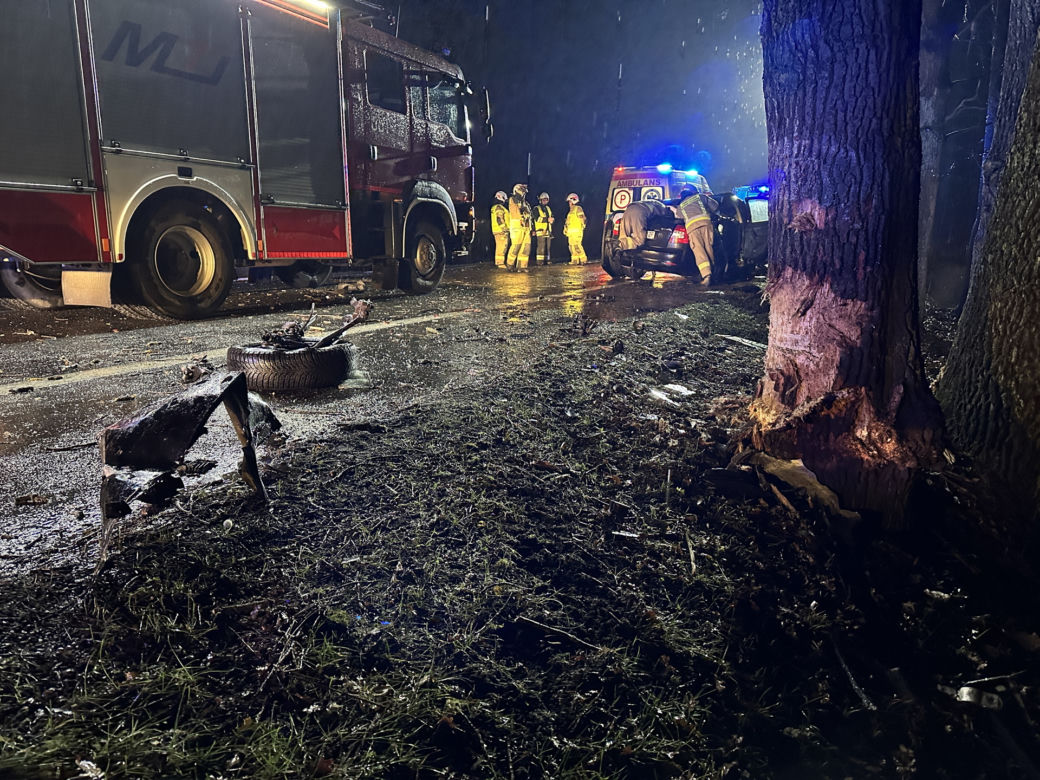 Osobowa skoda roztrzaskała się o drzewo. 53-latek zmarł w szpitalu