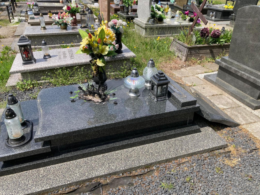 Szok! Kilkadziesiąt zdewastowanych nagrobków na cmentarzu w Piekarach Śląskich 