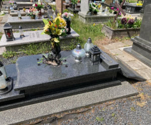 Szok! Kilkadziesiąt zdewastowanych nagrobków na cmentarzu w Piekarach Śląskich 
