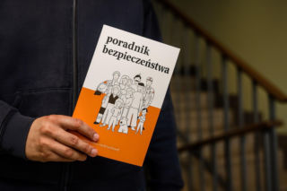 Nowa metoda oszustwa! Przestępcy pukają do drzwi i żądają PESEL-u. MSWiA ostrzega