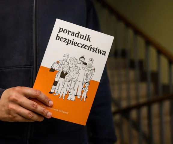 Nowa metoda oszustwa! Przestępcy pukają do drzwi i żądają PESEL-u