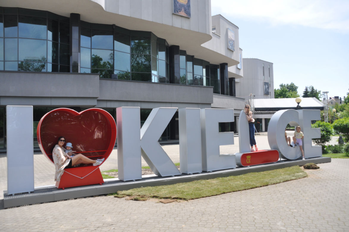 Serce i scyzoryk obok Kieleckiego Centrum Kultury