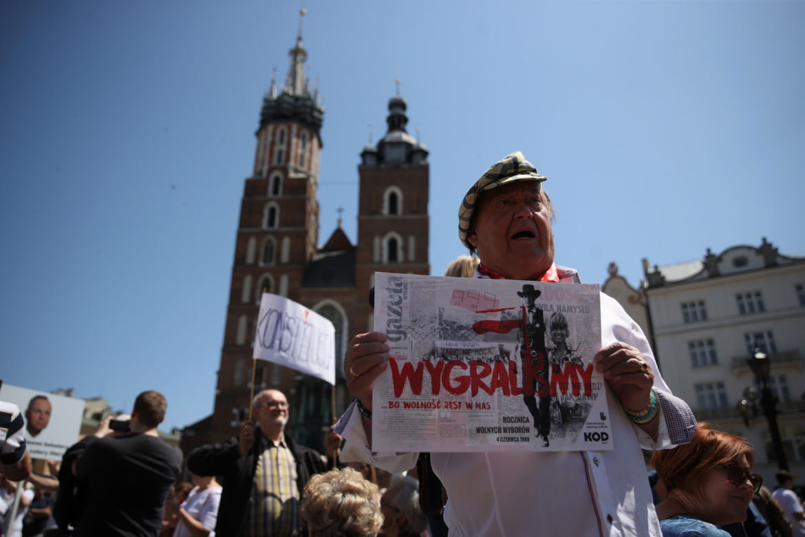 Marsz Wolności w Krakowie wspierający centralny, warszawski marsz z okazji 4 czerwca. Tysiące ludzi na Rynku Głównym