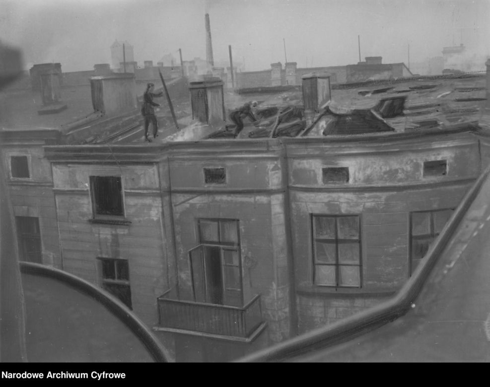 Strażacy dogaszają dach budynku przy ul. Śródmiejskiej 28, 1932