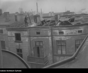 Strażacy dogaszają dach budynku przy ul. Śródmiejskiej 28, 1932