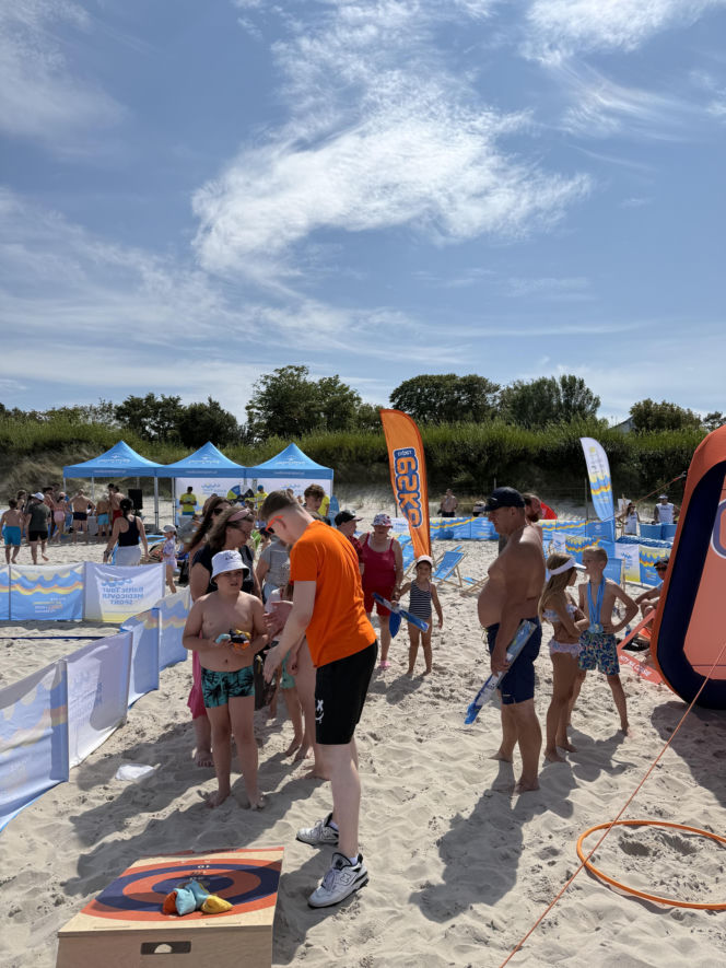 Niebieska i pomarańczowa ekipa rozgrzała plażę w Ustce! Baltic Tour Medicover Sport kontynuuje nadmorską trasę!