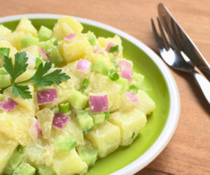 Zapomnij o nudzie! Sałatka ziemniaczana na grilla ma 3 nowe sosy i ten chrupiący sekret