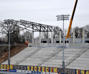 Pierwsze elementy dachu na stadionie w Szczecinie