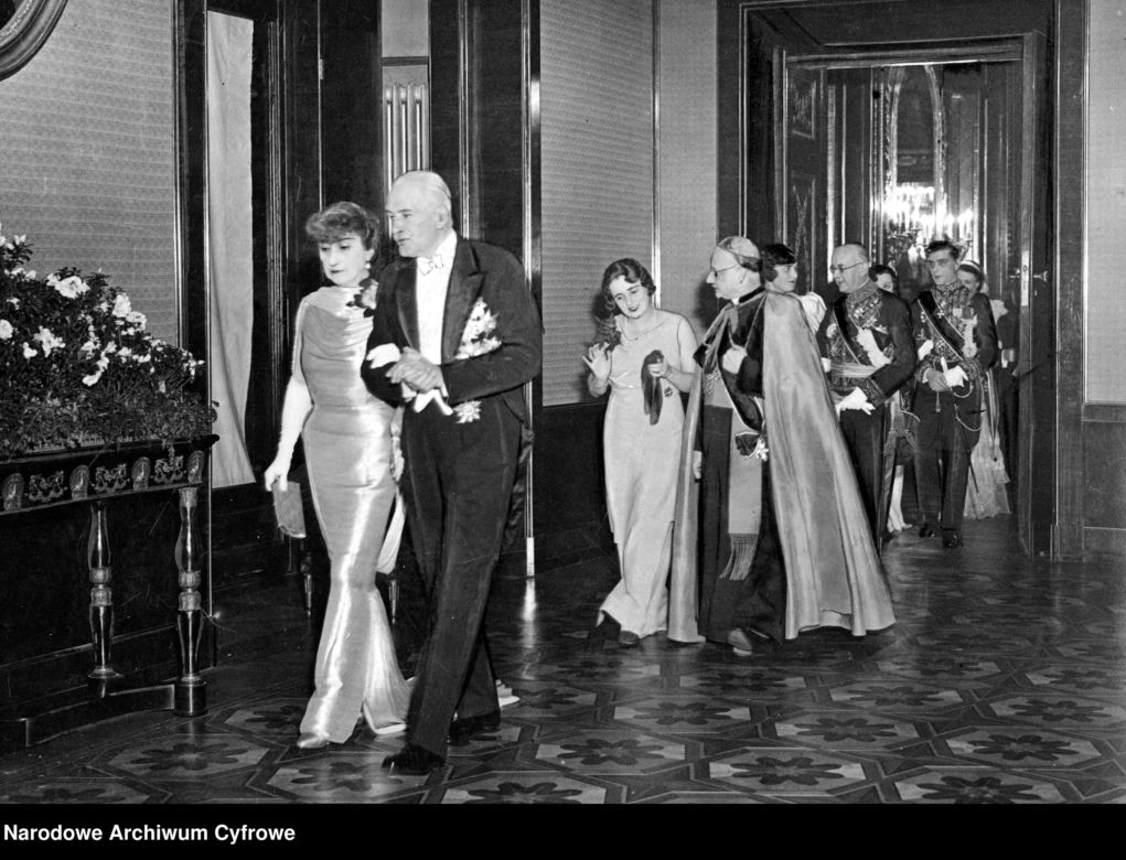 Sylwestrowe bale w II RP. Elegancja, szampan i mazur o północy