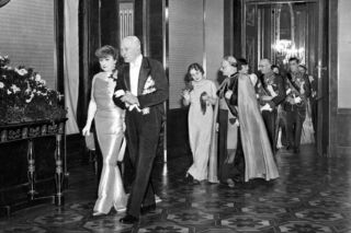 Sylwestrowe bale w II RP. Elegancja, szampan i mazur o północy