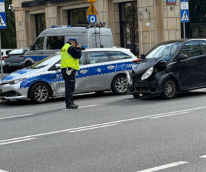 Zderzenie radiowozu na sygnale ze smartem w centrum Warszawy. Policjant trafił do szpitala