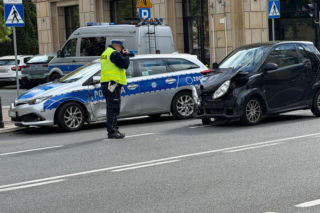 Zderzenie radiowozu na sygnale ze smartem w centrum Warszawy. Policjant trafił do szpitala