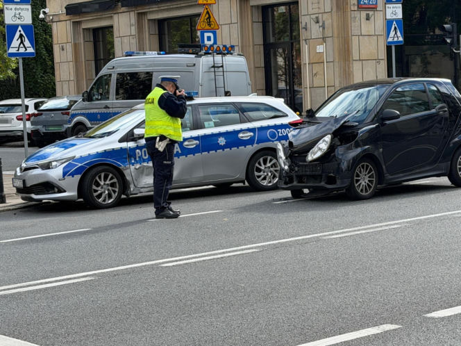 Zderzenie radiowozu na sygnale ze smartem w centrum Warszawy. Policjant trafił do szpitala