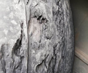 Zdarty bieżnik, dziury i wystające druty. ITD ujawniło fatalny stan opon w naczepie polskiego przedsiębiorcy 