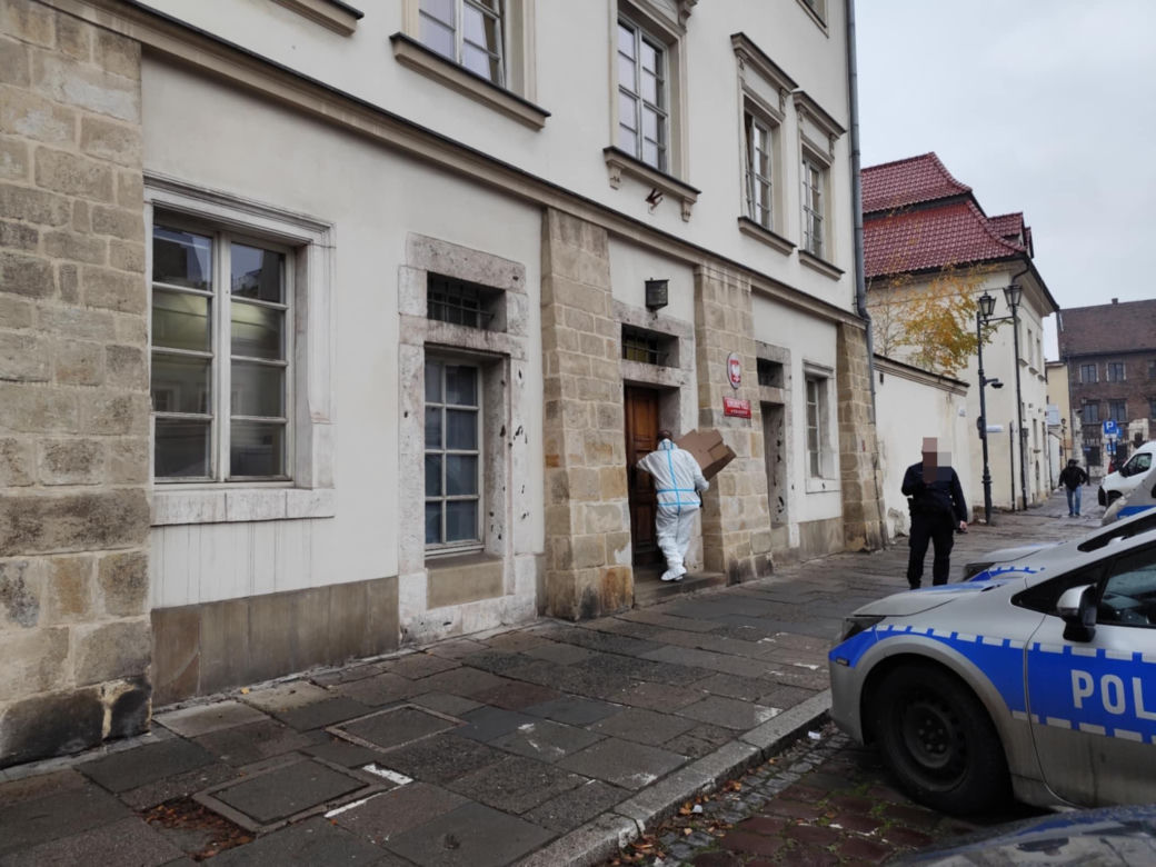 Kraków. Wyrwał policjantom broń i strzelił na komisariacie. Mężczyzna nie żyje, zginęła też jego partnerka