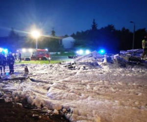 Stróże. To nie były ćwiczenia! Strażacy po kolana w pianie gaśniczej