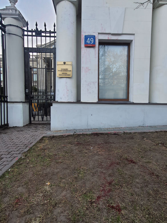Rosyjska ambasada oblana czerwoną farbą. Zniszczono również flagę Rosji