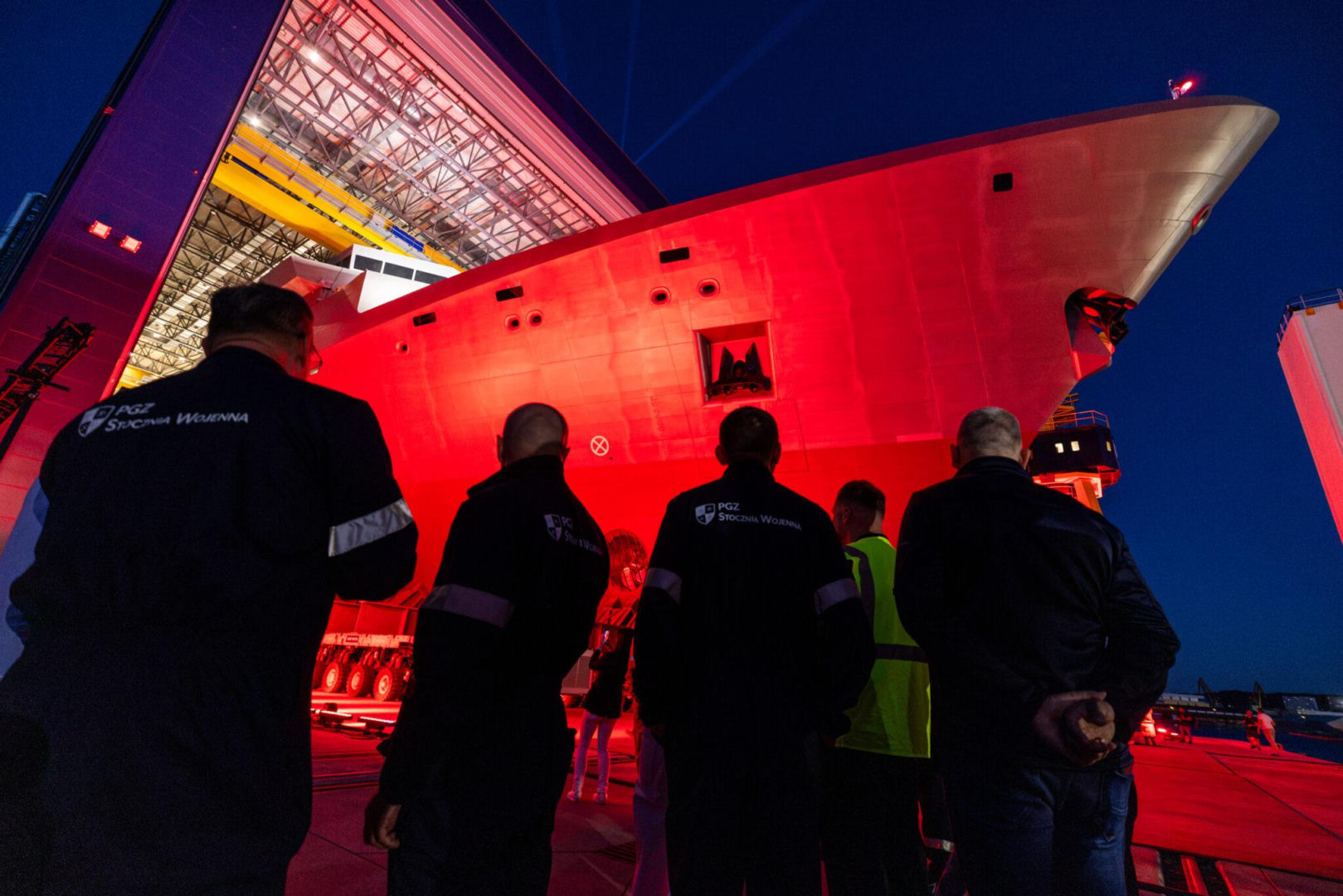 Roll-out Wichra w PGZ Stoczni Wojennej.  Kadłub pierwszej fregaty „Miecznik” po raz pierwszy ujrzał światło dzienne