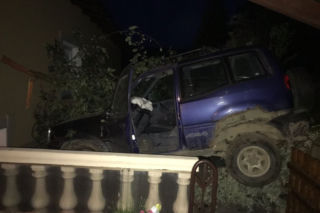 Sąsiad zaparkował terenówkę na tarasie domu jednorodzinnego. O mało nie wjechał do środka!