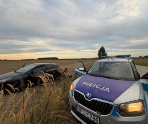 Kępno. Policyjny pościg za pijanym kierowcą zakończony w polu!