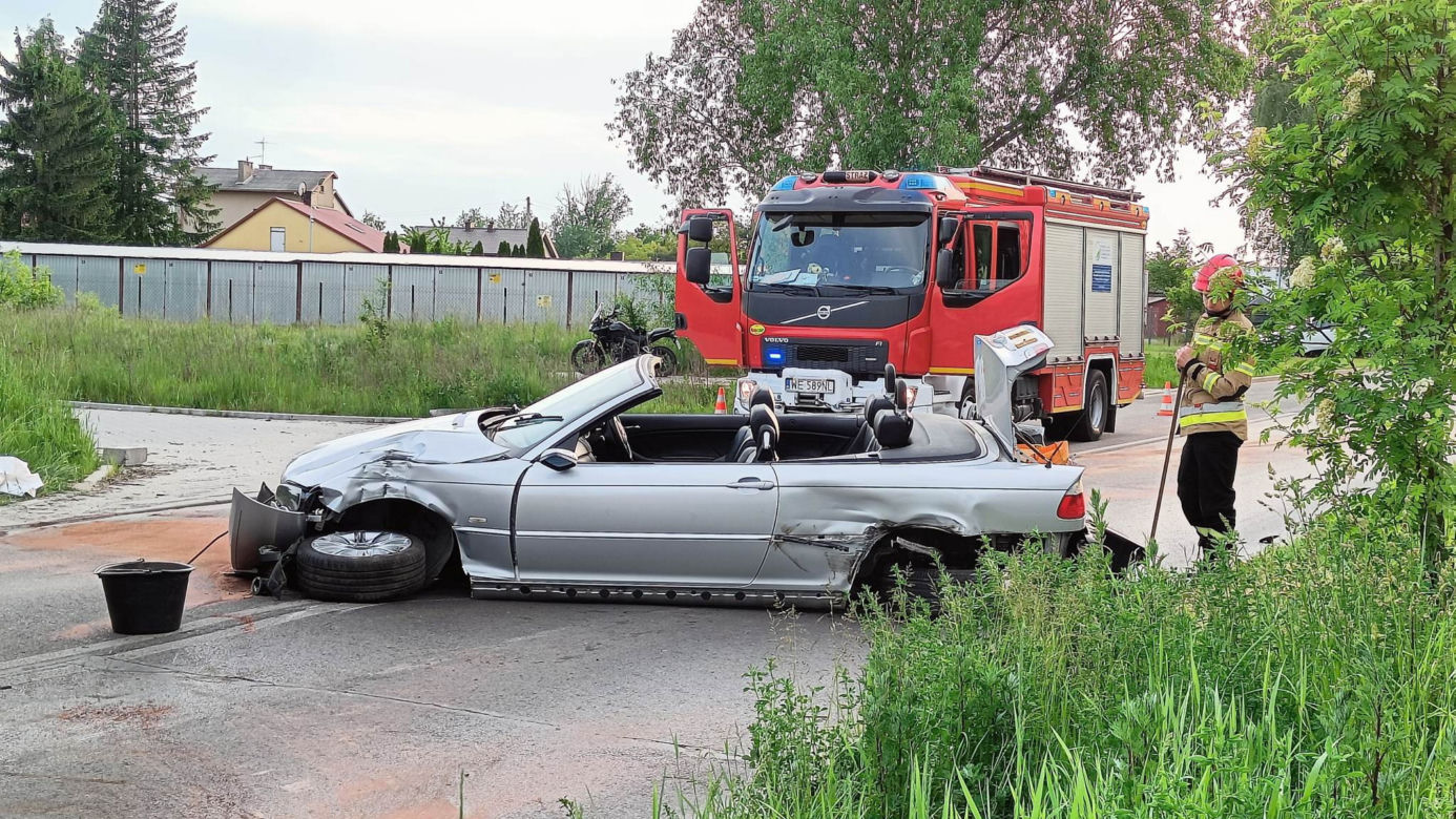 Kompletnie pijany policjant rozbił dwie osobówki. Jego sportowy kabriolet gruchnął w BMW i złamał betonowy słup