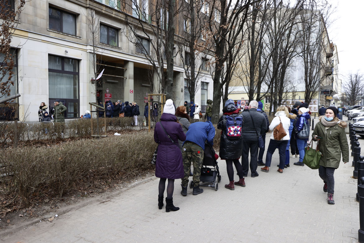 Ogromne kolejki przed urzędami. Mieszkańcy rzucili się po paszporty