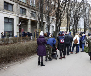 Ogromne kolejki przed urzędami. Mieszkańcy rzucili się po paszporty