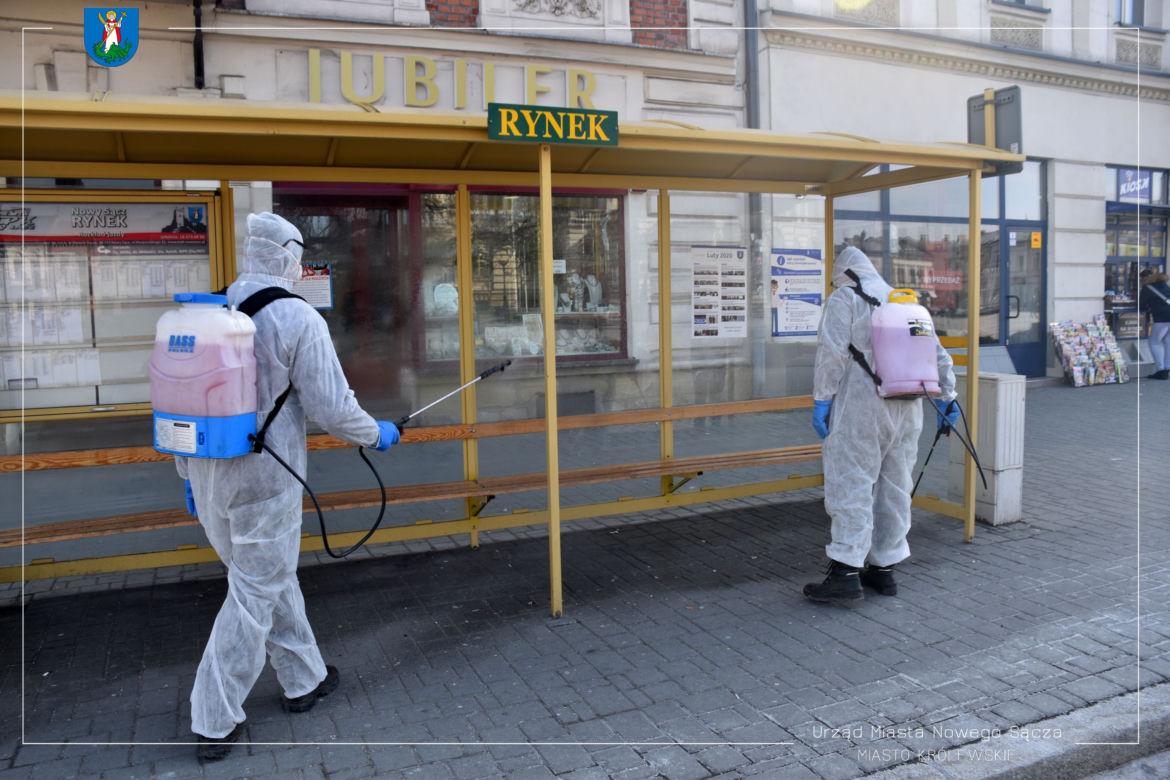 Białe kombinezony i Virkon. Tak w Nowym Sączu walczą z epidemią koronawirusa! 