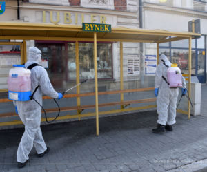 Białe kombinezony i Virkon. Tak w Nowym Sączu walczą z epidemią koronawirusa! 