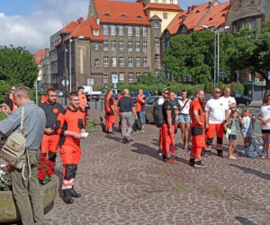 Protest ratowników medycznych w centrum Katowic. Domagają się podwyżek, zablokowali główną ulicę miasta [ZDJĘCIA]