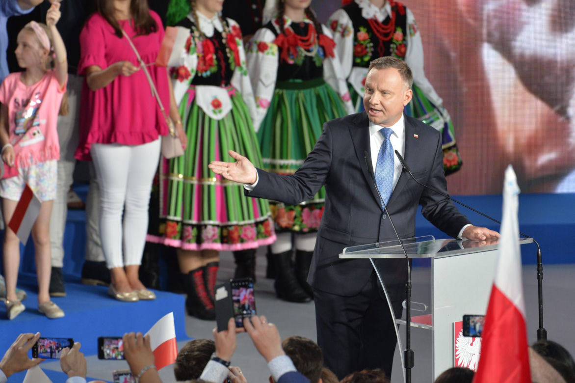 Wybory 2020. Duda gratuluje Trzaskowskiemu. Został wybuczany przez własny sztab