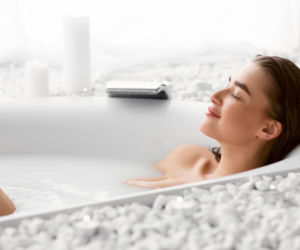 Kąpiel Kleopatry wraca do łask. Składnik, który masz w kuchni, wygładza skórę jak luksusowy zabieg