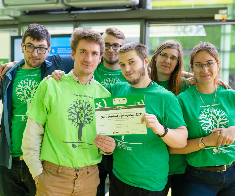 Studenci kierunku odnawialne źródła energii ze studenckiego koła naukowego ‘”Odnawialni” podczas warsztatów w ramach Festiwalu Naukowego E(x)plory. 