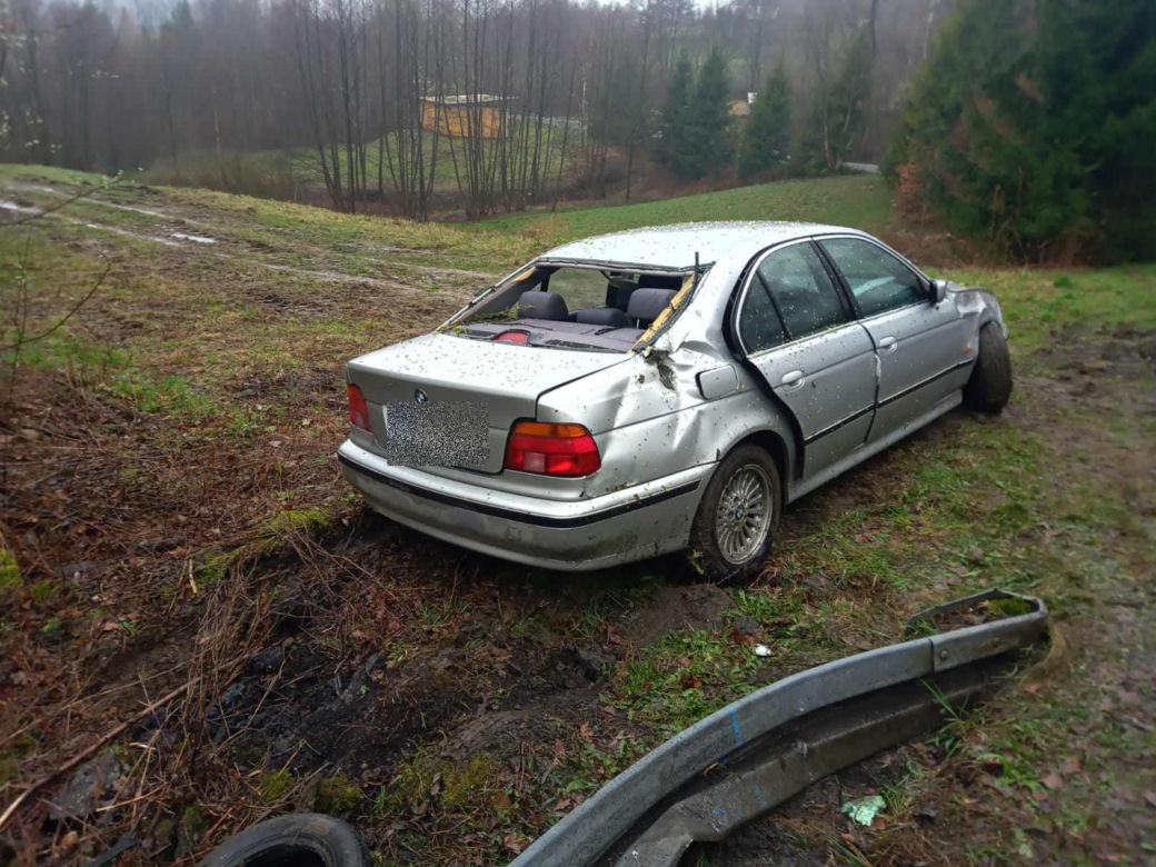 Janowice. Kierowca bmw przeszarżował na śliskiej drodze. Drzewa uratowały go przed katastrofą