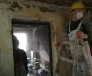 Uczniowie bydgoskiej budowlanki zabrali się do pracy! Wspólnie wyremontują dom Pani Teresy! [ZDJĘCIA]