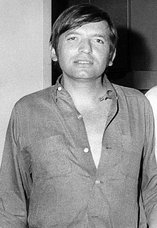 Wojciech Frykowski - łódzki playboy, najstarszy syn potentata tekstyliów, miał przejąć rodzinny biznes, jednak bardziej fascynowało go kino