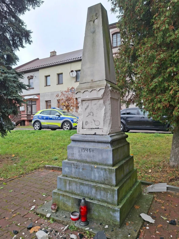 Zdemolowali pomnik żołnierzy radzieckich w Starachowicach. To nie pierwszy raz