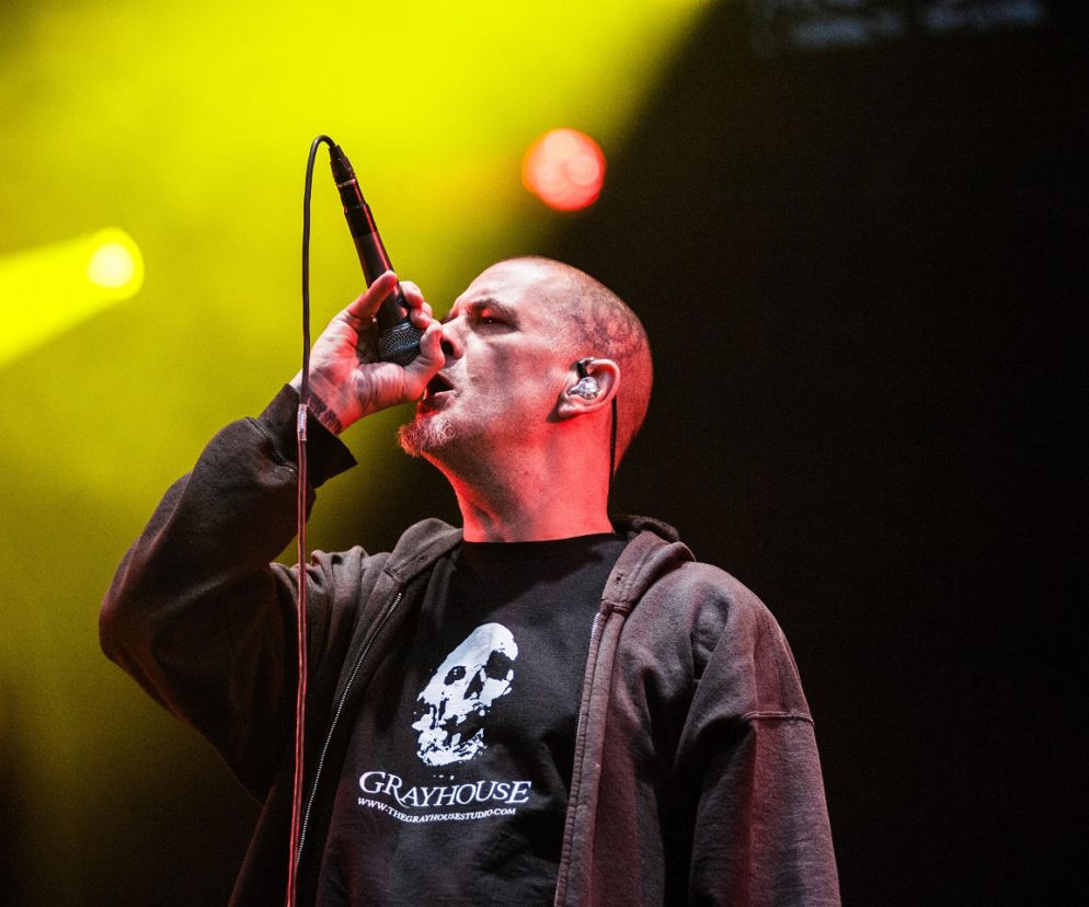 Phil Anselmo śpiewa do mikrofonu na scenie. O szczegółach nowego albumu grupy Down przeczytasz na EskaRock.