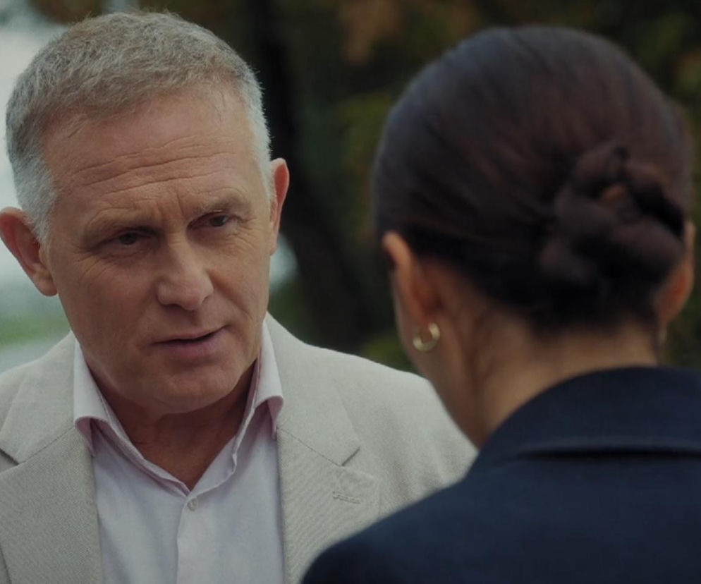 Robert Moskwa jako Artur Rogowski rozmawia z kobietą odwróconą tyłem, prawdopodobnie Joanną, w plenerze. Scena z serialu M jak miłość ilustruje jego zauroczenie Joanną, kiedy Paweł walczy o życie. Więcej o wątku dowiesz się na Super Seriale.