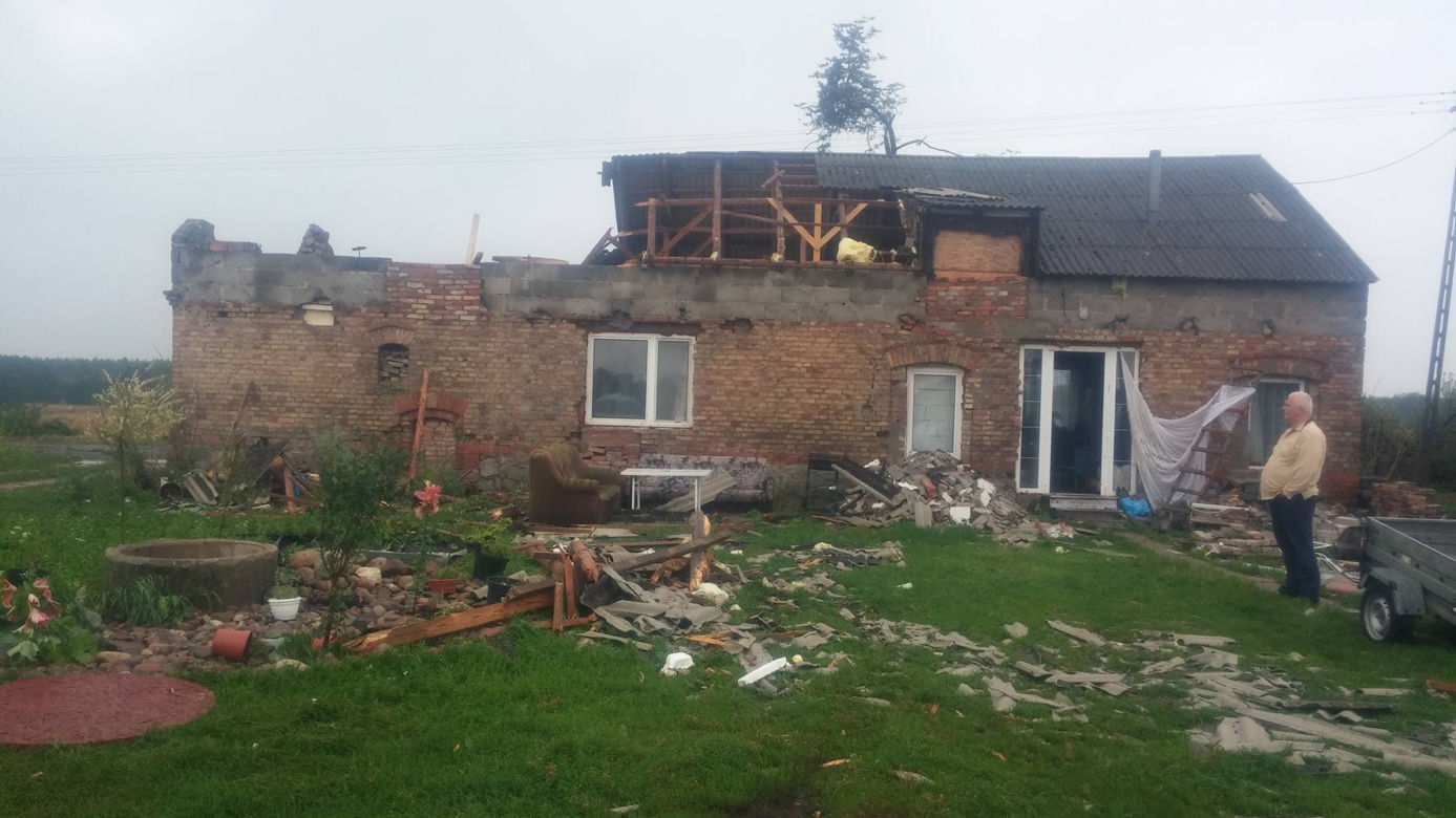 Nawałnica zniszczyła im dom. Państwo Mikołajscy nie tracą wiary w dobro ludzi i proszą o pomoc