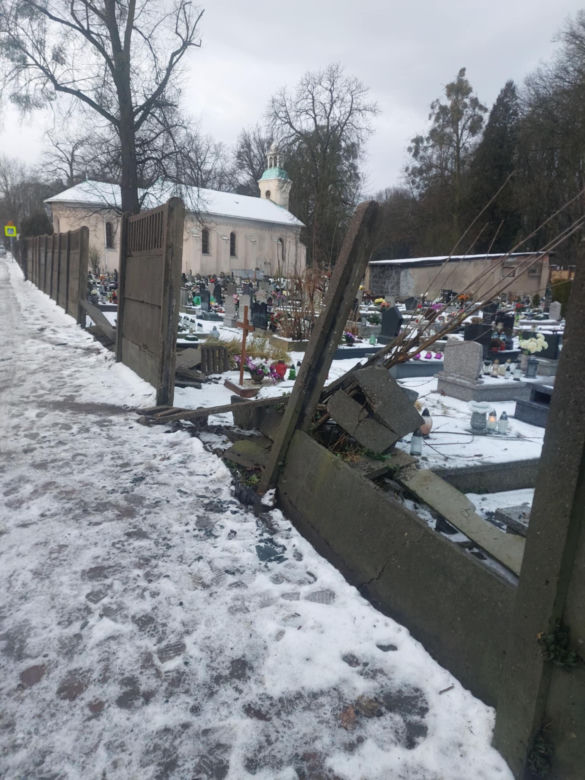 Zniszczone ogrodzenie cmentarza w Tarnowskich Górach