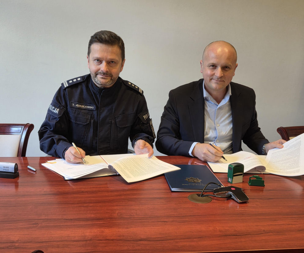 Umowę na budowę Komendy Powiatowej Policji w Trzebnicy podpisali: zastępca Komendanta Wojewódzkiego Policji insp. Tomasz Jędrzejowski oraz wykonawca Mariusz Cizio, prezes spółki MKL Bau