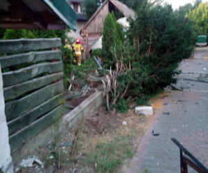 Wykowo. Samochód wbił się w budynek