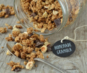 Jak zrobić domową chrupiącą granolę? Ten przepis bije sklepowe mieszanki
