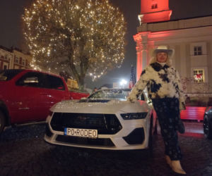 Świąteczny Zlot Amerykańskich Samochodów na Rynku w Lesznie