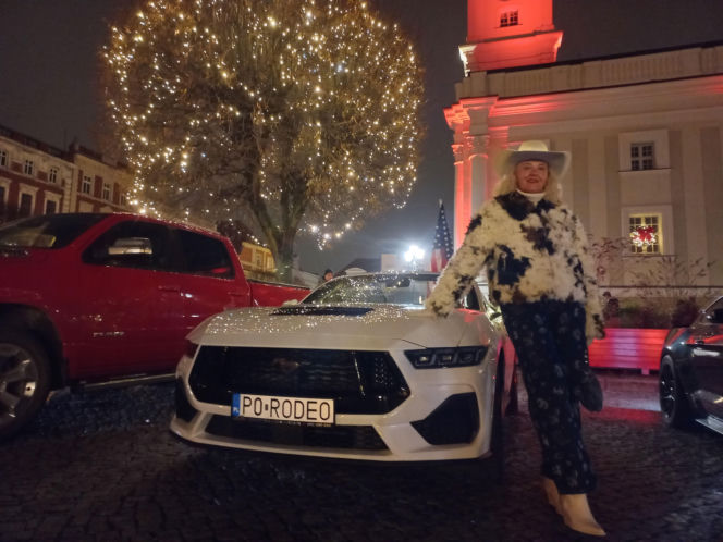 Świąteczny Zlot Amerykańskich Samochodów na Rynku w Lesznie