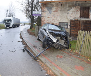 Siemkowice: Mercedes „nie wyrobił” na zakręcie i z impetem uderzył w ciężarówkę 