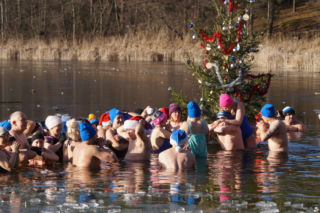 Zimna woda im niestraszna! Morsowanie w podbydgoskich Pieckach [ZDJĘCIA]