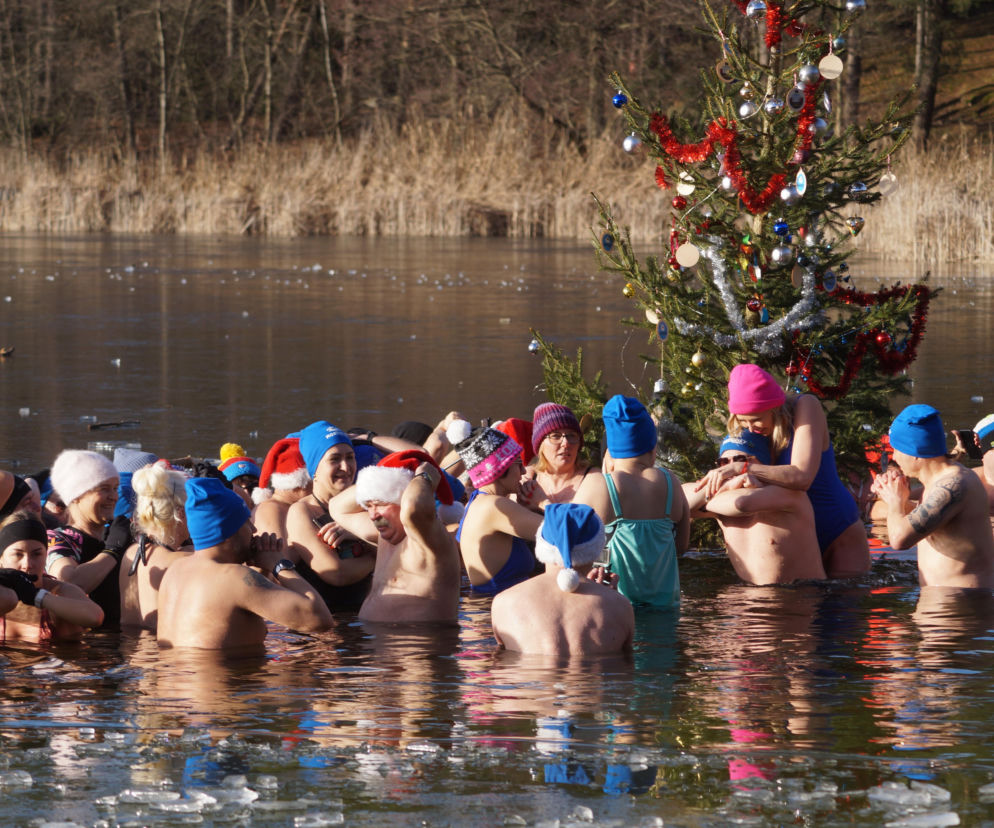 Zimna woda im niestraszna! Morsowanie w podbydgoskich Pieckach [ZDJĘCIA]