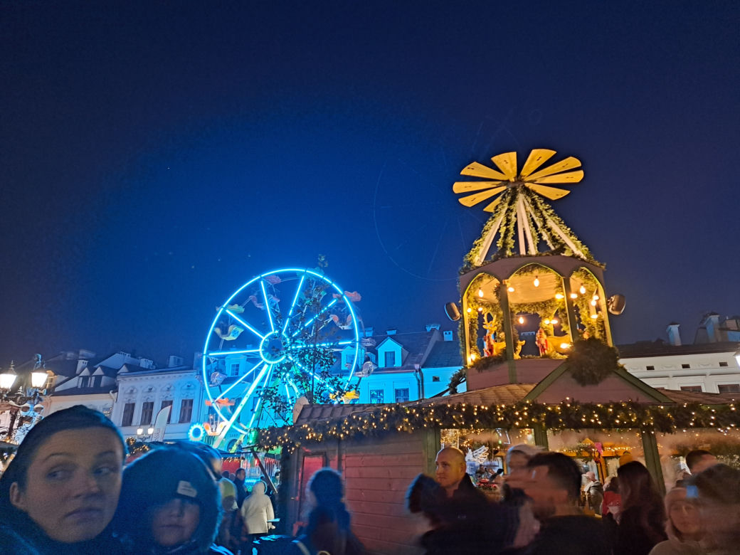 Świąteczne Miasteczko w Rzeszowie. Rynek rozbłysnął milionem światełek!